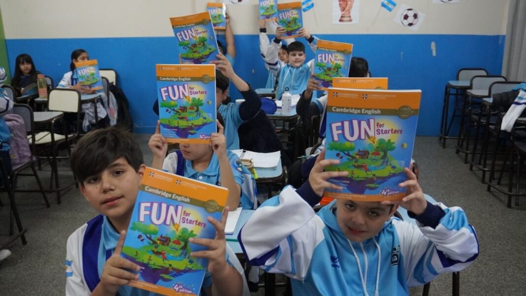 Entrega de libros de Cambridge en la Escuela Municipal Gustavo Gabriel Levene en Catamarca