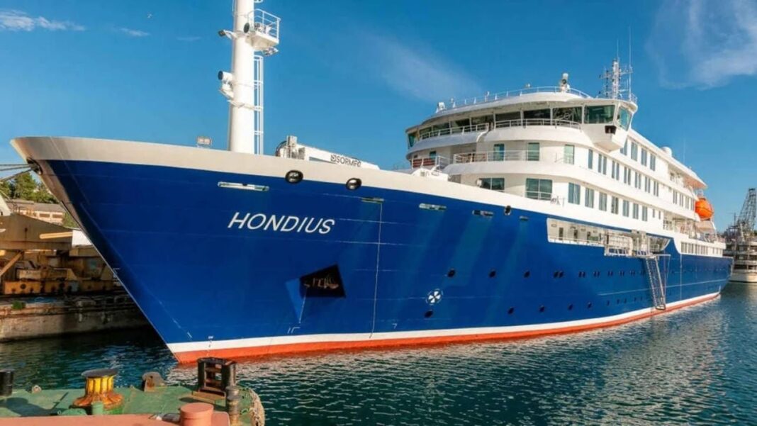 Buque MV Hondius en el mar cerca de las Islas Canarias