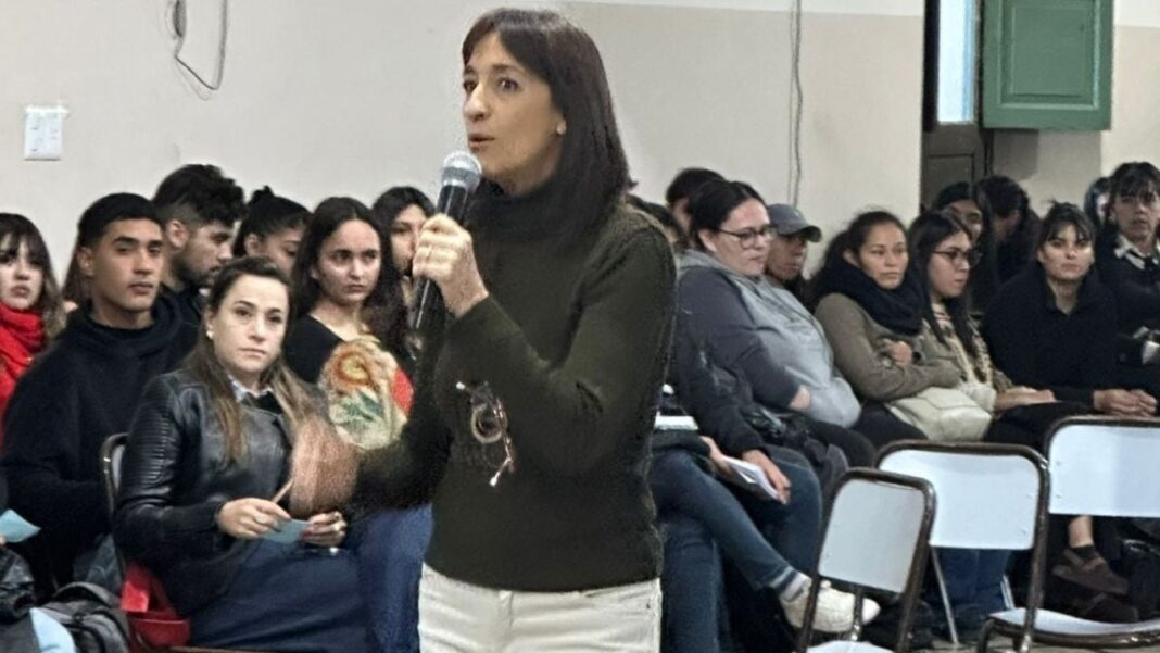 Estudiantes y docentes en conversatorio sobre emprendedurismo turístico en el Instituto FASTA Catamarca