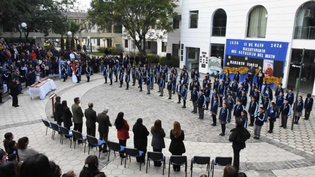 Estudiantes de sexto grado de La Fray durante el acto de Promesa de Lealtad a la Constitución
