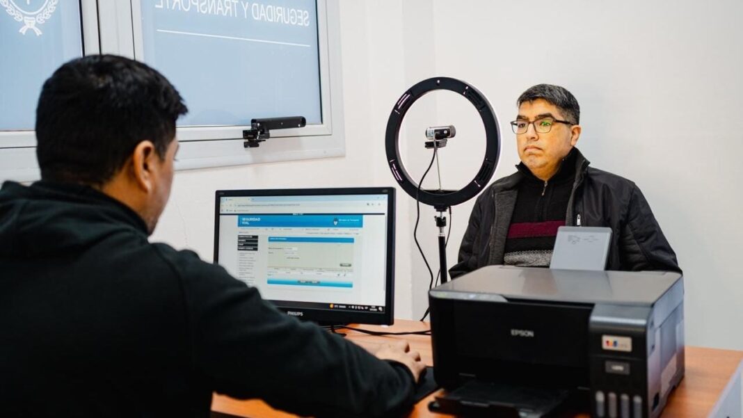 Inauguración del Centro de Emisión de Licencias de Conducir en Fiambalá con autoridades presentes
