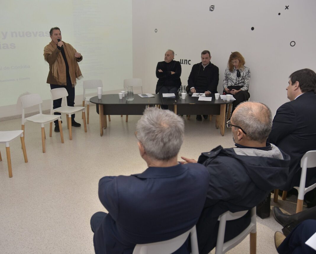 Fidel Sáenz durante su exposición en las III Jornadas del Laboratorio del Hábitat Argentino