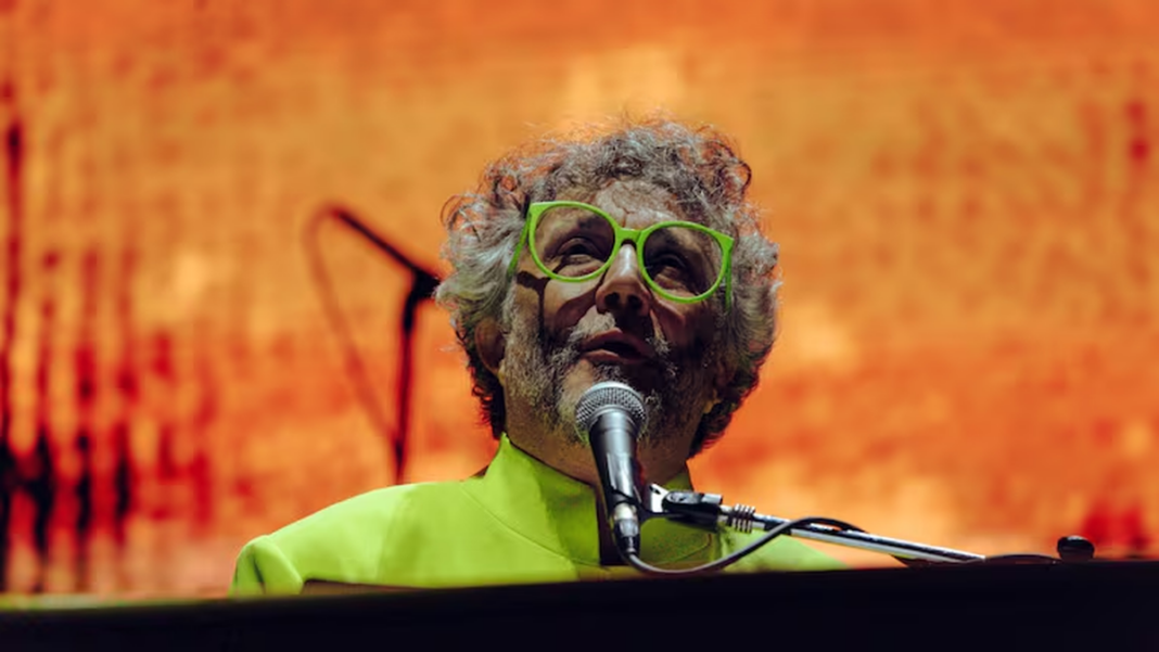 Fito Páez en el escenario durante su recital en Buenos Aires