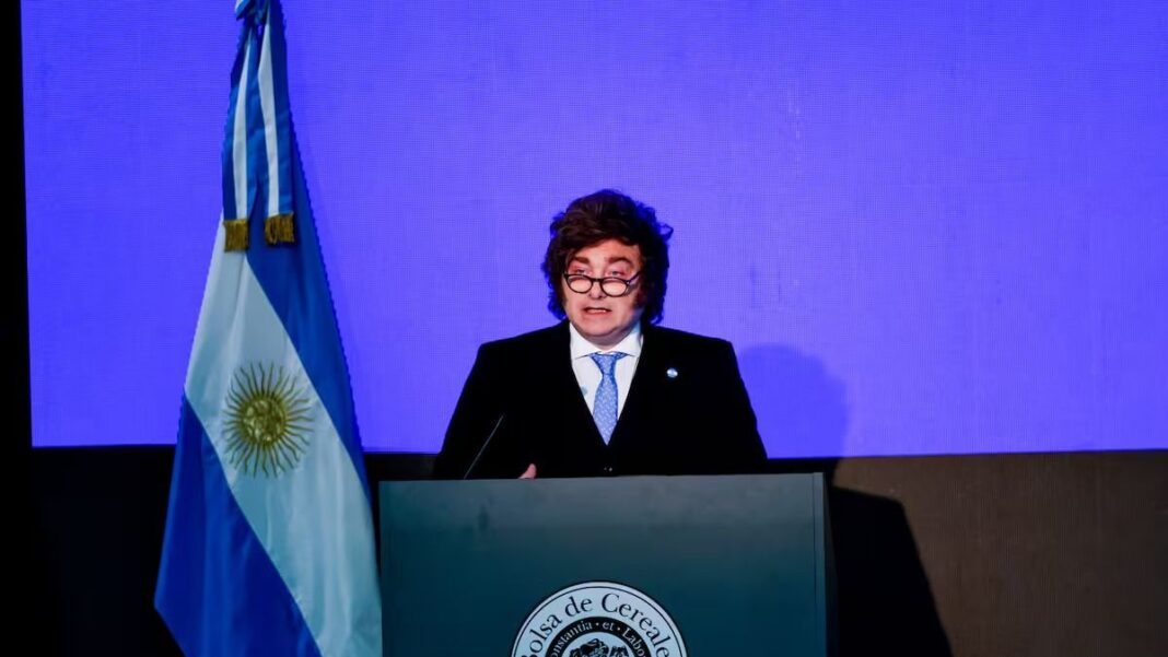 Presidente Javier Milei durante el anuncio en la Bolsa de Cereales de Buenos Aires