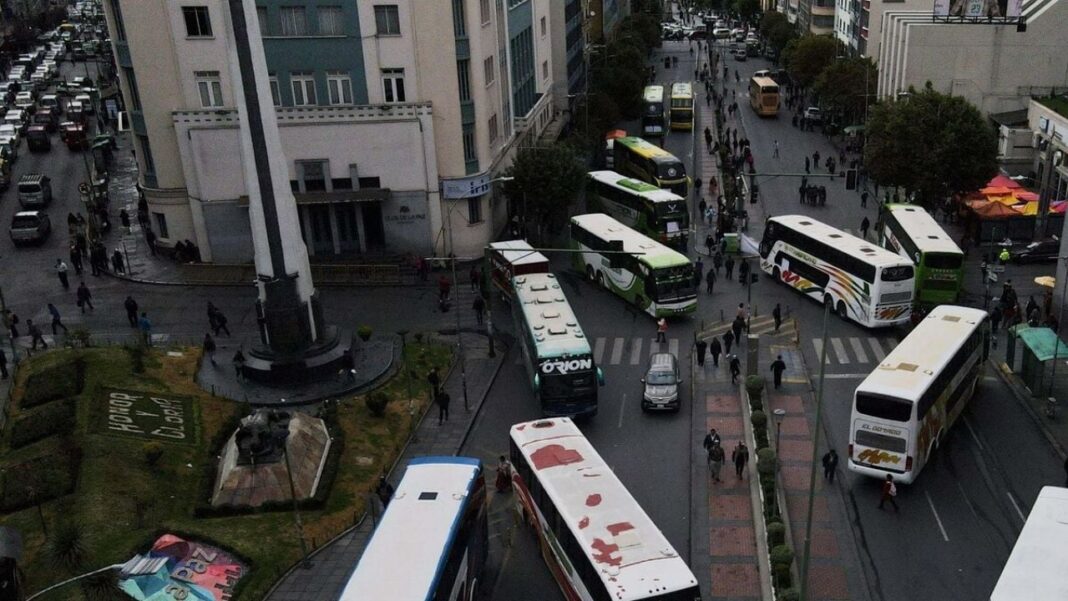 Reunión entre autoridades de Bolivia y representantes del transporte