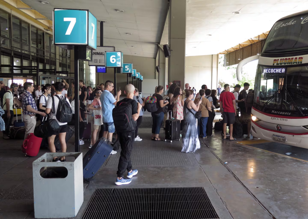 Persona con discapacidad en terminal de ómnibus