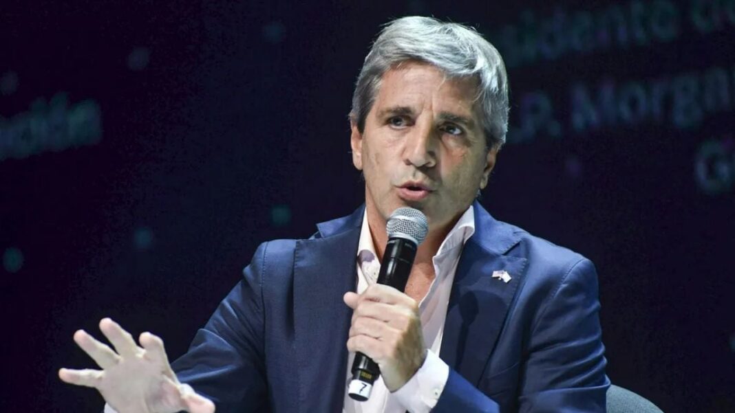 Ministro de Economía Luis Caputo en conferencia de prensa anunciando el Súper RIGI