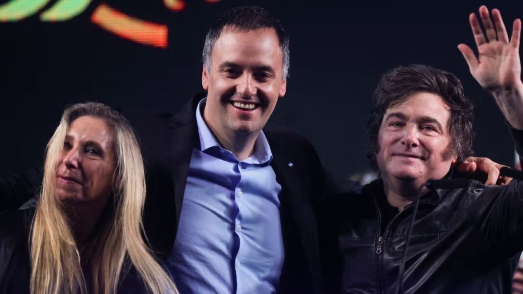 Manuel Adorni, jefe de Gabinete, en una conferencia de prensa