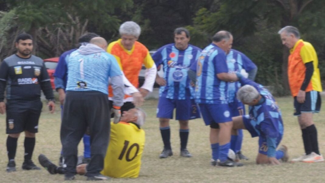 Jugadores de Banco Catamarca y 9 de Julio en medio de un tumulto durante un partido de categoría Graduados