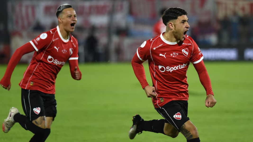 Jugadores de Independiente celebran un gol ante Unión en el estadio Coloso Marcelo Bielsa