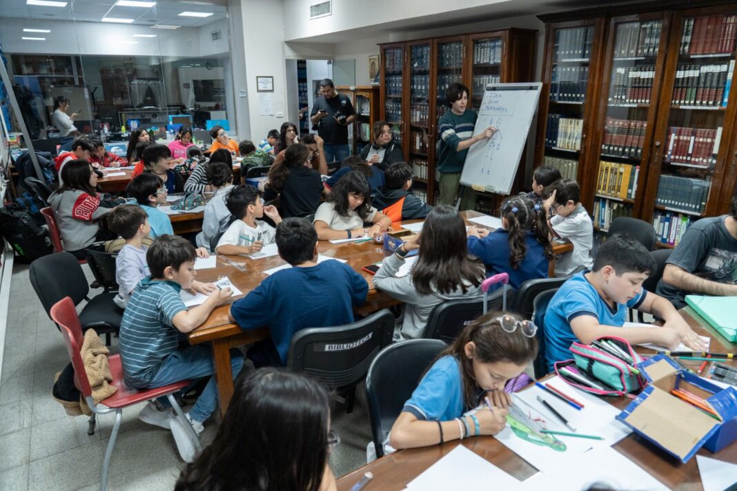 Niños y jóvenes participando en el Taller de Dibujo del Senado de Catamarca