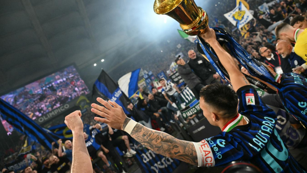 Lautaro Martínez celebra un gol con la camiseta del Inter de Milán en la final de la Copa Italia