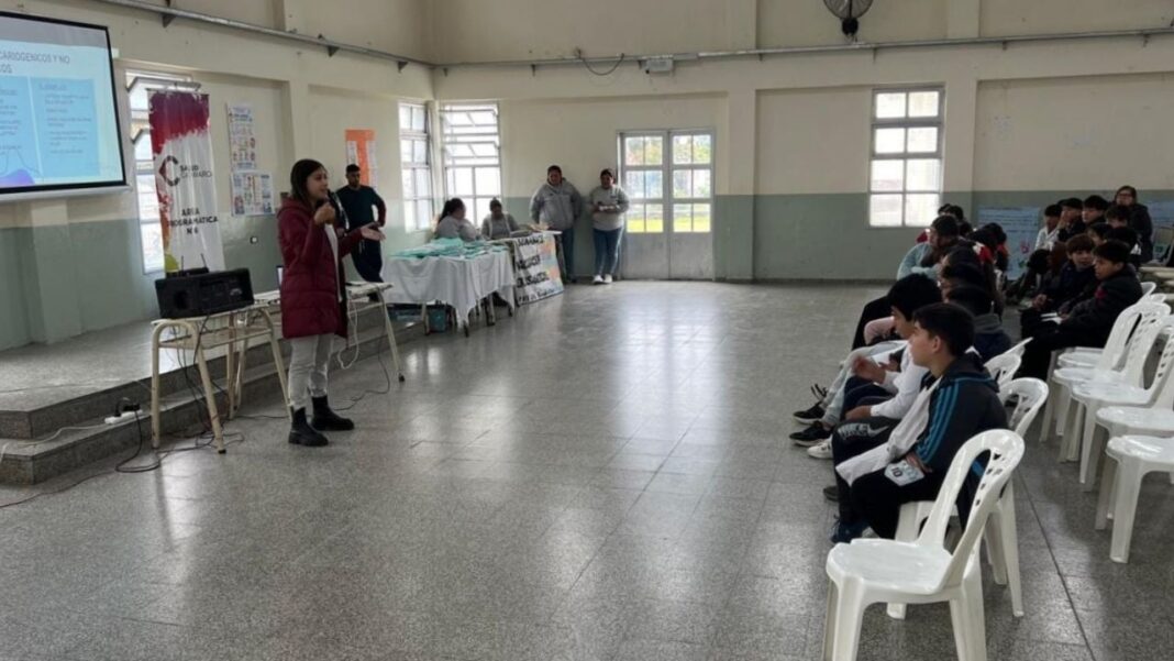 Niños en jornada de salud escolar en Bañado de Ovanta