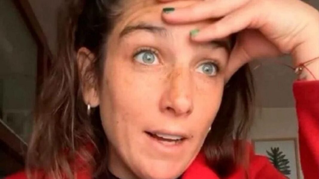 Juana Repetto con su hijo Belisario en la guardia médica tras un golpe en la cabeza