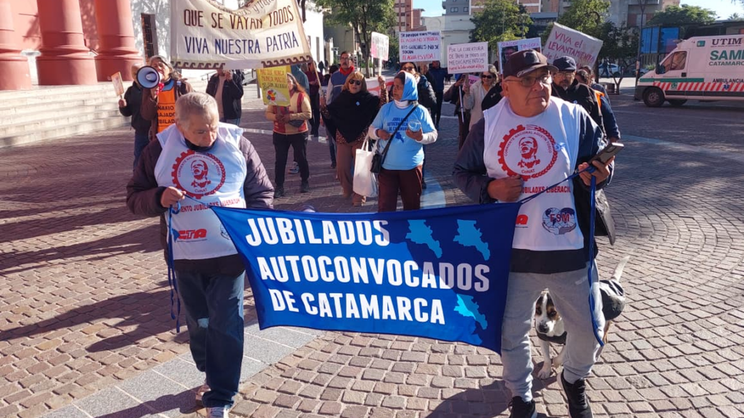 Jubilados Autoconvocados de Catamarca marchando en la Plaza 25 de Mayo