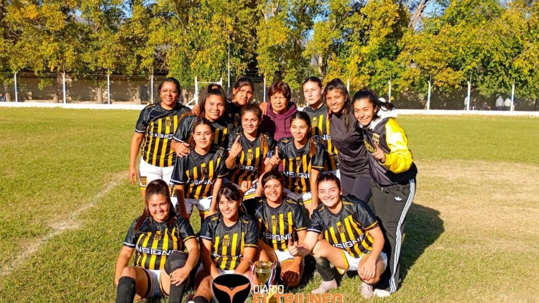 Jugadoras de Aconquija de Chaquiago celebrando el título del Torneo Juan Sachetti en la cancha de Vélez Sarsfield de Andalgalá