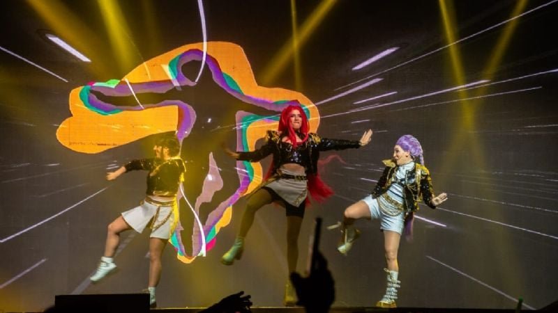 Elenco de Las Guerreras Doradas en escena