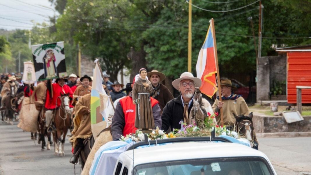 Gauchos a caballo en homenaje al Beato Mamerto Esquiú en Piedra Blanca