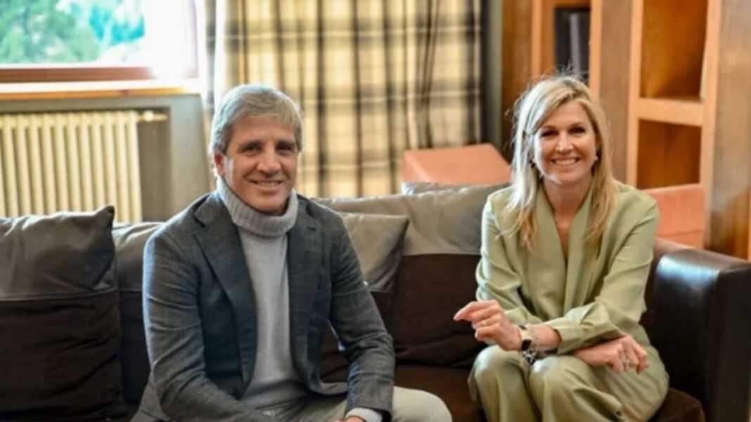 Luis Caputo y la reina Máxima de Holanda durante su reunión en el Foro Llao Llao en Bariloche
