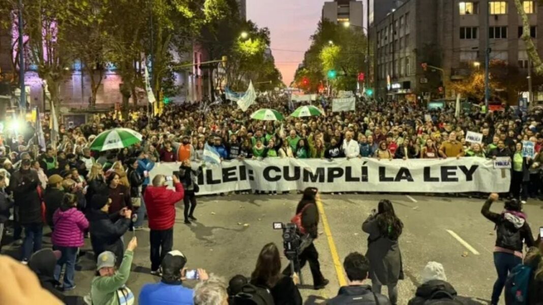 Manifestantes con carteles durante la Marcha Federal Universitaria en defensa del financiamiento educativo