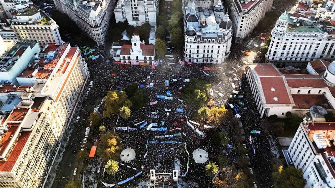 Multitud reunida en Plaza de Mayo durante la marcha universitaria