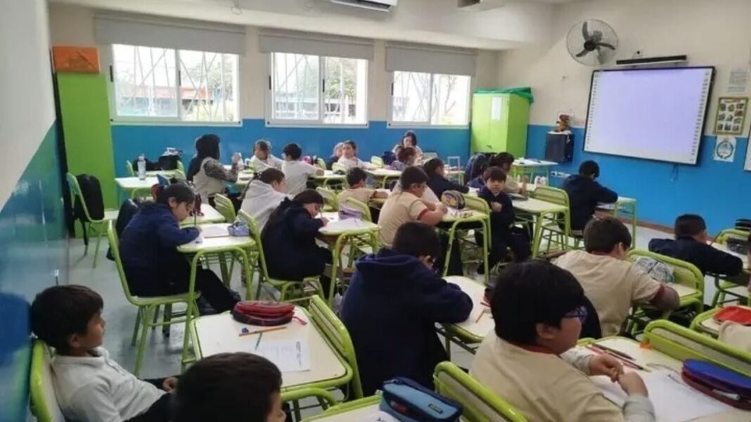 Estudiantes durante el Operativo Municipal de Evaluación en escuelas de Capital