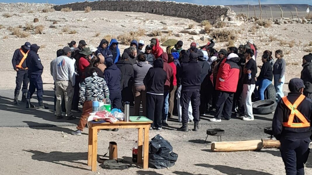 Padres protestando en el corte de ruta en Antofagasta de la Sierra, Puna catamarqueña