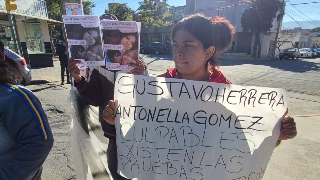 Manifestación de padres de niña abusada frente a Fiscalía General en Catamarca