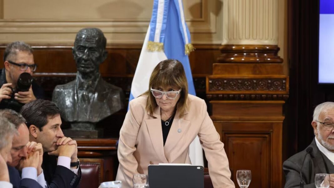 Patricia Bullrich y Manuel Adorni en contexto político