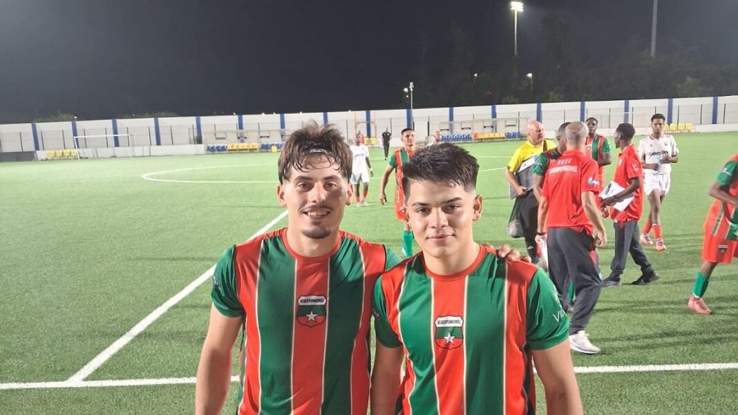 Futbolistas catamarqueños Pauletto y Sosa en partido de la Liga de Curazao