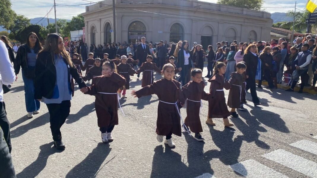 Desfile multitudinario en la Callecita de Piedra Blanca por el Bicentenario de Fray Mamerto Esquiú