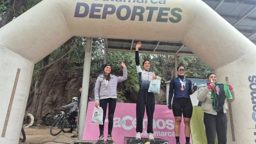 Competidores de mountain bike en el circuito Bajo Cerro durante la primera fecha del torneo Provincial de MTB en Catamarca