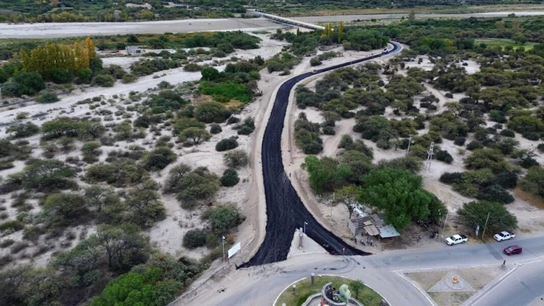 Vista del nuevo puente sobre el río Santa María en construcción