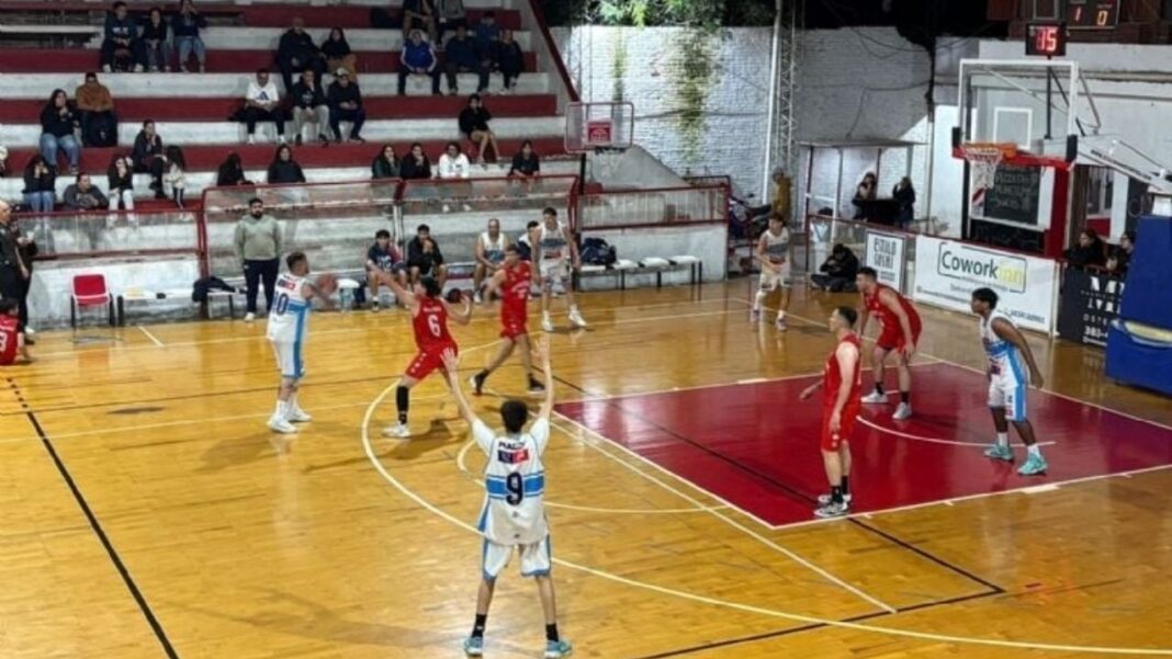 Partido de básquet entre Red Star e Hindú en Catamarca