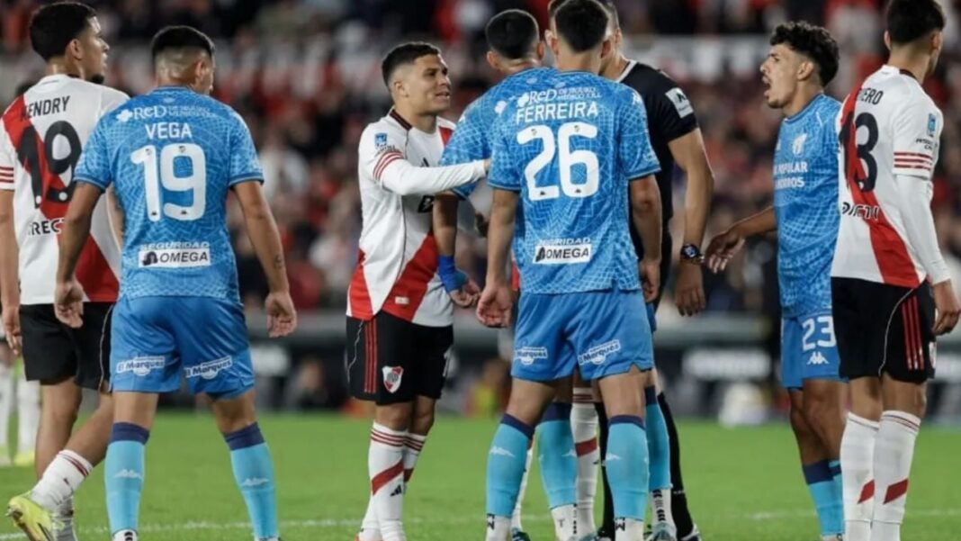 Jugadores de River Plate y Atlético Tucumán en el Monumental durante el partido del Torneo Apertura 2026