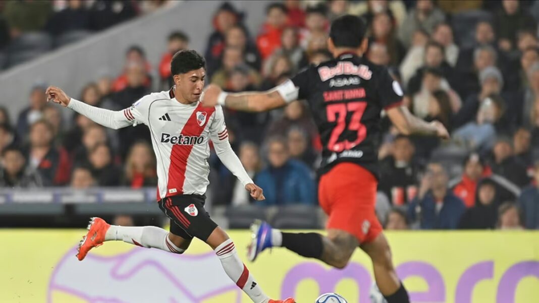 Jugadores de River Plate celebrando el empate ante Red Bull Bragantino en el estadio Monumental
