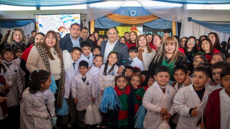 Gustavo Saadi en el acto por la Revolución de Mayo en la Escuela Municipal N° 3