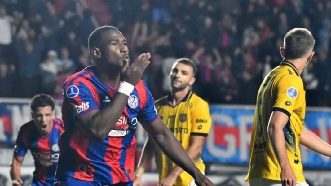 Jugadores de San Lorenzo en un partido de la Copa Sudamericana