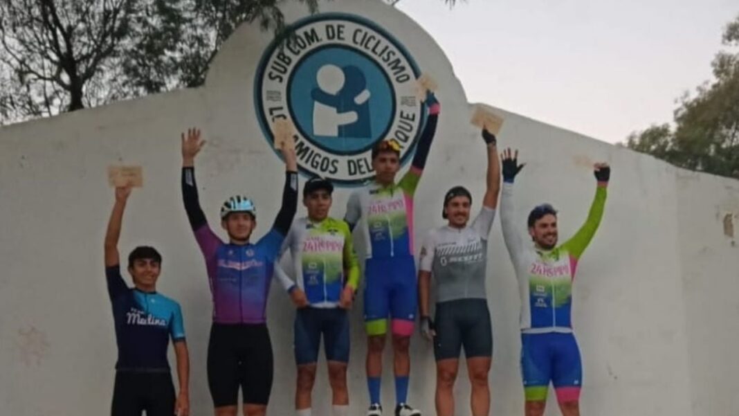 Ciclistas en competencia en el Óvalo del Parque Adán Quiroga