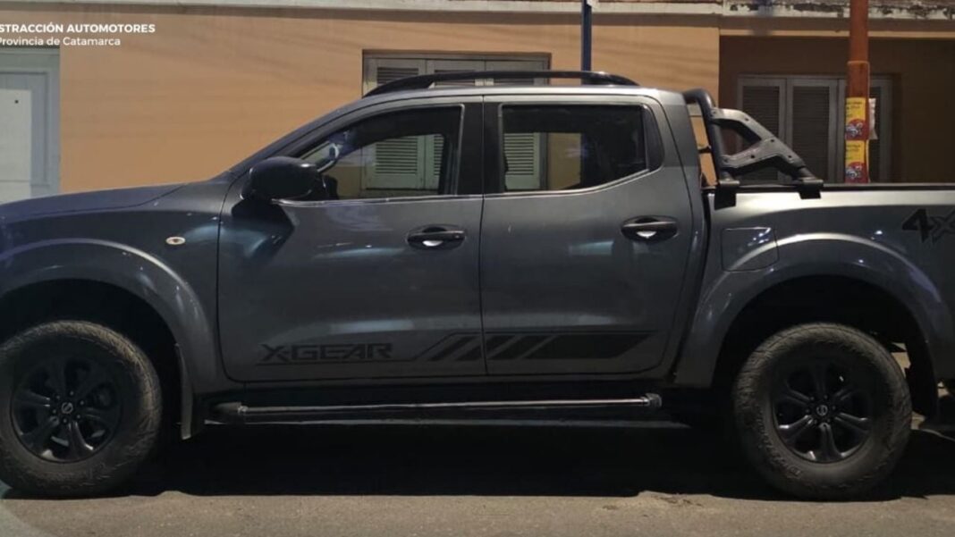 Camioneta Nissan Frontier gris oscuro secuestrada en Valle Viejo