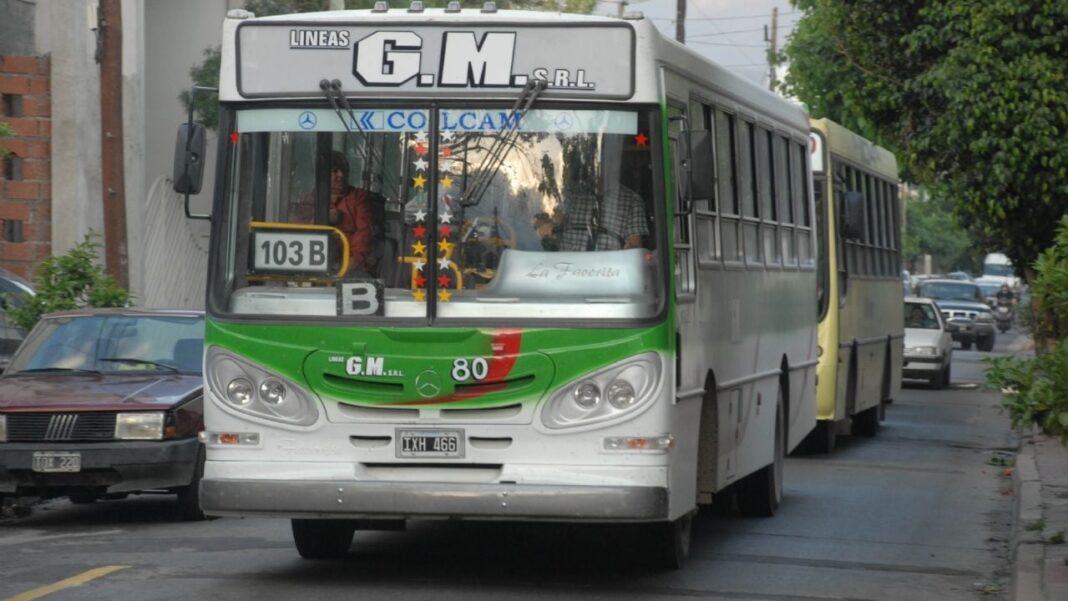 Colectivo estacionado en una calle de Catamarca
