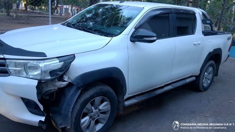 Camioneta Toyota Hilux blanca tras chocar contra un poste en Villa Parque Chacabuco