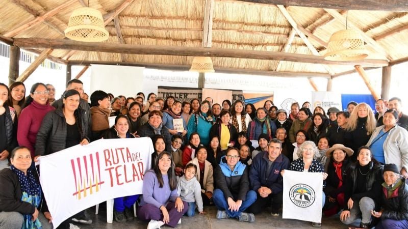 Artistas textiles durante taller de teñido con pigmentos naturales en Catamarca
