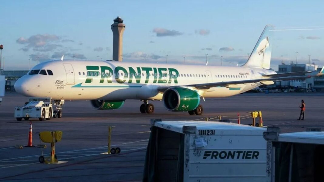Avión de Frontier Airlines en el Aeropuerto Internacional de Denver