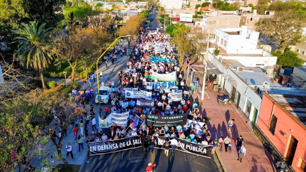 Movilización de la UNCA en defensa de la educación pública