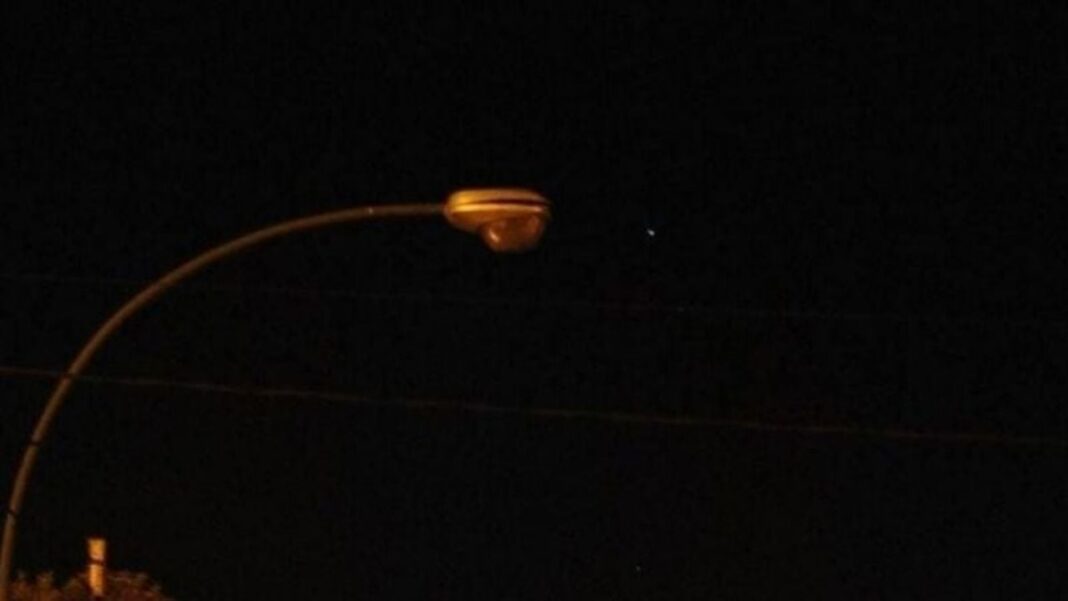 Calle oscura del barrio 250 Viviendas en Catamarca por falta de alumbrado público