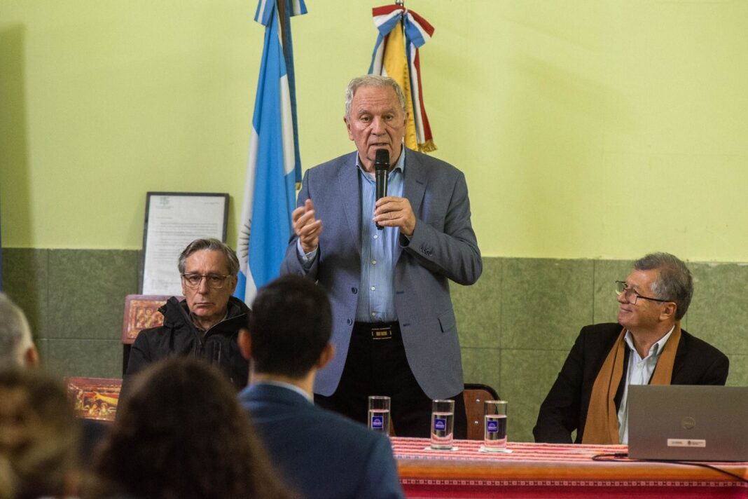 Autoridades legislativas y estudiantes en el lanzamiento del programa El Senado en la Escuela en el Colegio Quintana de Catamarca