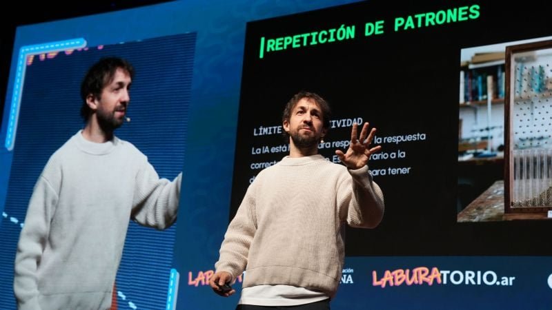Alan Daitch disertando sobre inteligencia artificial