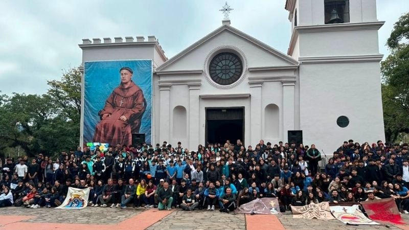 Peregrinación de alumnos secundarios de colegios confesionales a Piedra Blanca por el Beato Esquiú