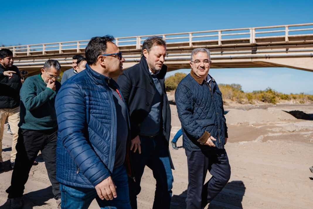 Gobernador Raúl Jalil recorriendo las obras de refacción del Puente La Puntilla en Belén